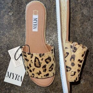 ✨BRAND NEW WITH TAG!✨
Myra Leopard Print Slide Sandals in Tan